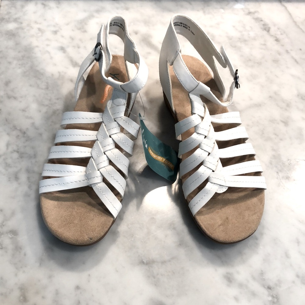 NWT Yuu Ladies memory foam sandal, 9.5